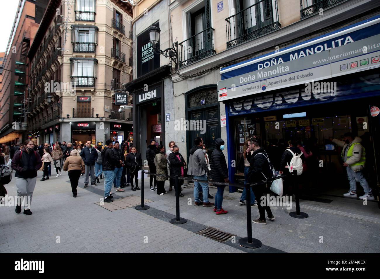 Madrid, Spagna; 21.12.2022.- coda per acquistare al Doña Manolita (il luogo più famoso di Madrid) il biglietto per lo straordinario pareggio di Natale, noto come Lotteria di Natale, una delle più importanti e popolari parate della lotteria che si tiene in Spagna ogni 22 dicembre, La prima volta che la lotteria è stata disegnata a Natale è stato il 18 dicembre 1812 a Cádiz. Quest'anno si tiene al Teatro Real di Madrid. Fa parte delle lotterie nazionali. Il cui premio massimo si chiama Gordo (Fat), dal 2011 ha un valore di quattro milioni di euro per biglietto, 400.000 euro per decimo o 20.000 euro per euro scommesso. Foto: Foto Stock