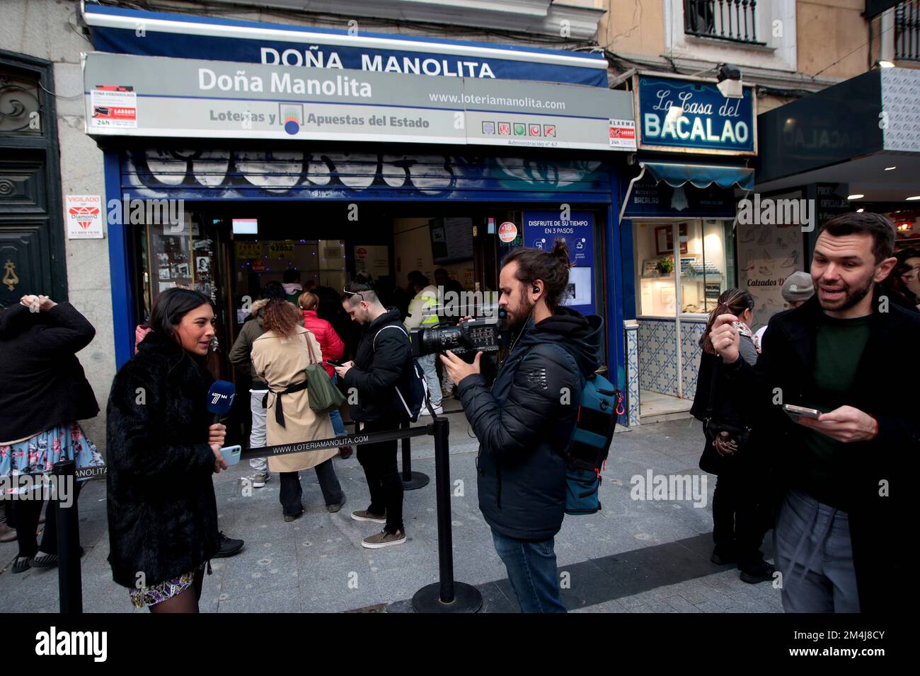 Madrid, Spagna; 21.12.2022.- i media trasmettono il fenomeno sociale. Coda per l'acquisto al Doña Manolita (il luogo più famoso di Madrid) del biglietto per lo straordinario pareggio di Natale, noto come Lotteria di Natale, una delle più importanti e popolari parate della lotteria che si tiene in Spagna ogni 22 dicembre, La prima volta che la lotteria è stata disegnata a Natale è stato il 18 dicembre 1812 a Cádiz. Quest'anno si tiene al Teatro Real di Madrid. Fa parte delle lotterie nazionali. Il cui premio massimo si chiama Gordo (Fat), dal 2011 ha un valore di quattro milioni di euro per biglietto, 400.000 euro per decimo o. Foto Stock