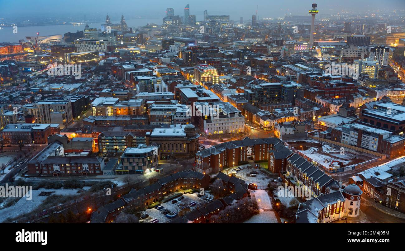 La vista dalla Cattedrale Anglicana della Torre di Liverpool, guardando verso il fiume Mersey in un freddo giorno di dicembre nel 2022. Foto Stock