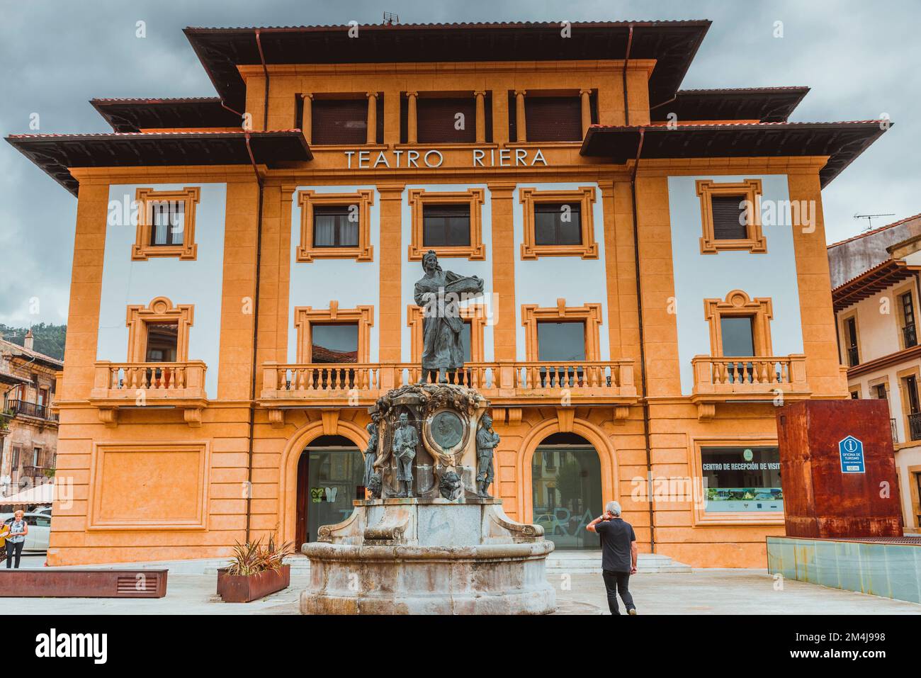 Teatro Riera - Teatro Riera. Edificio in stile regionalista inaugurato nel 1945, promosso dall'industriale locale Laureano Riestra García. Villaviciosa Foto Stock