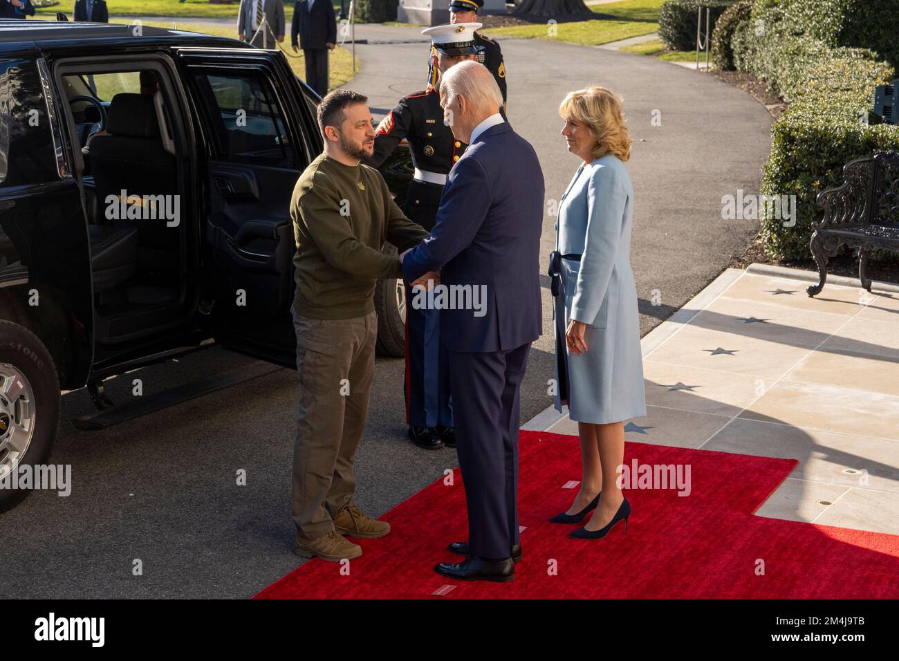 Washington, Stati Uniti. 21st Dec, 2022. Il Presidente Joe Biden e la prima signora Dr. Jill Biden salutano il Presidente dell'Ucraina Volodymyr Zelensky all'arrivo alla Casa Bianca 21 dicembre 2022 a Washington DC. Foto di Ken Cedeno/Sipa USA Credit: Sipa USA/Alamy Live News Foto Stock