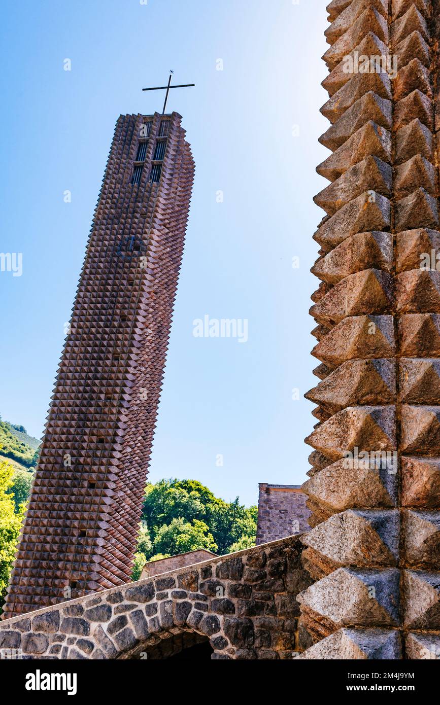 Le tre torri che compongono il complesso, quella con il campanile, a pochi metri di distanza, e le altre due che incorniciano la facciata, sono di massima limità Foto Stock