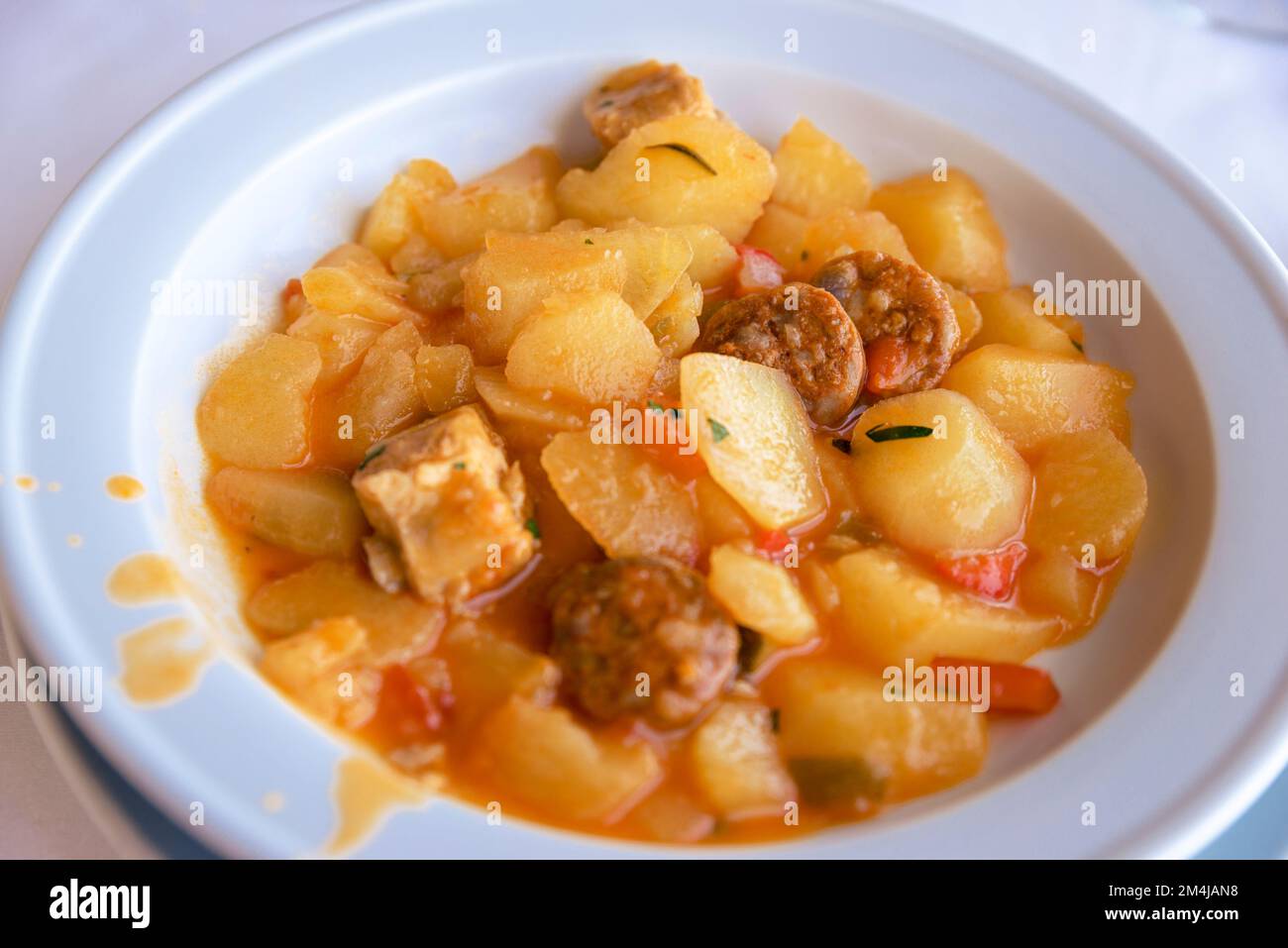 Cibo tradizionale spagnolo: Patate stile Riojana. La Rioja, Spagna, Europa Foto Stock