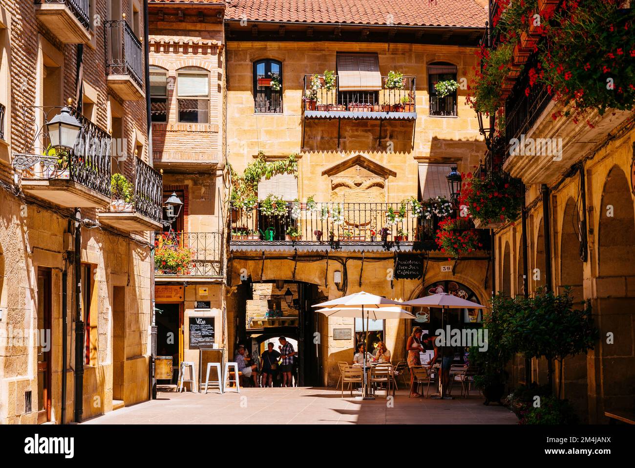 Plaza Mayor, Piazza principale, sullo sfondo rinascimentale del Vecchio Municipio. Ha uno scudo imperiale di Carlo V. Laguardia, Álava, Paesi Baschi, Spagna Foto Stock