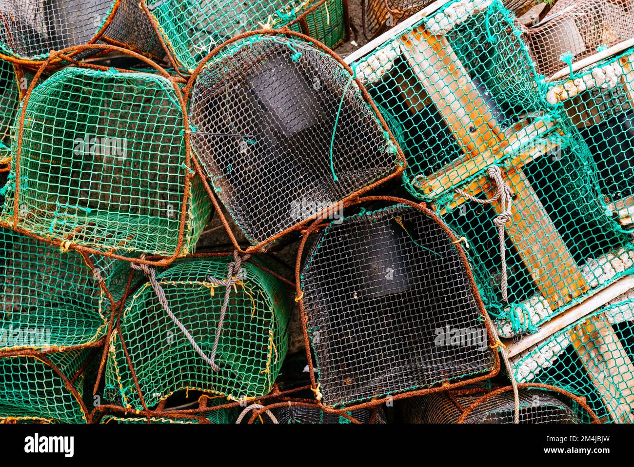 Torrette da pesca impilate. Creelle di granchio e aragosta. Tazones, Principato delle Asturie, Spagna, Europa Foto Stock