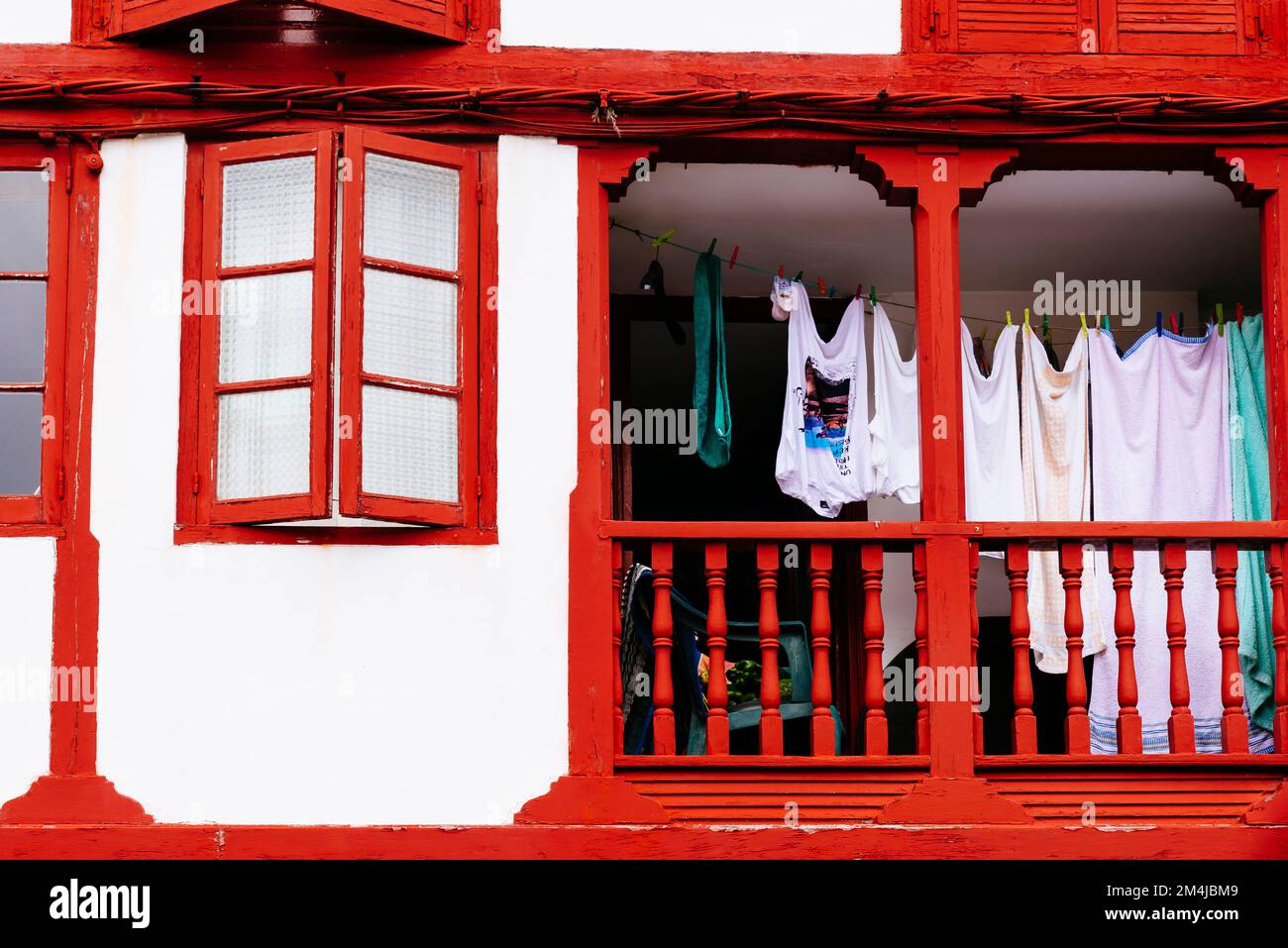 Balcone rosso e finestra rossa. Tazones, Principato delle Asturie, Spagna, Europa Foto Stock