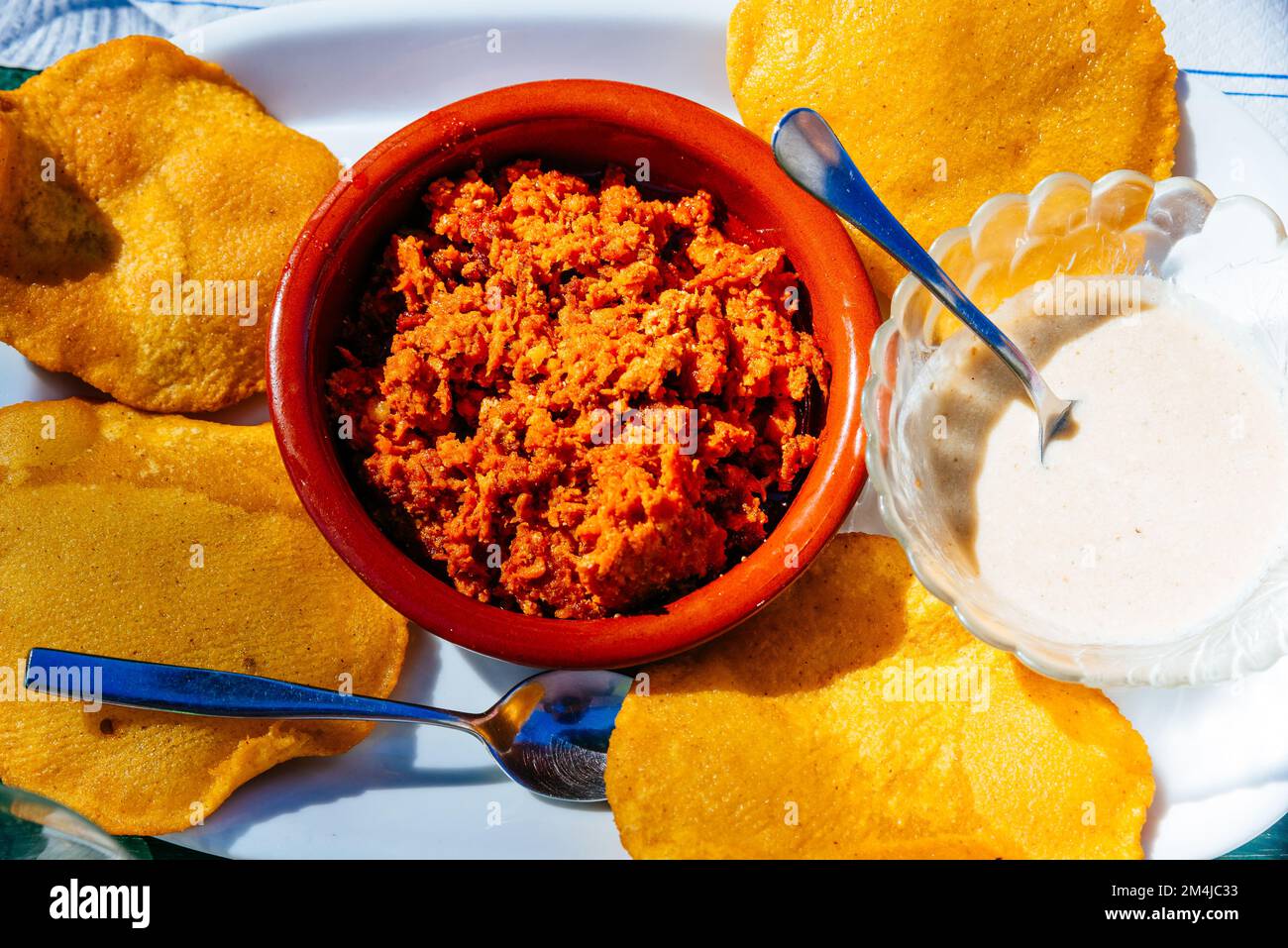 Cucina tradizionale asturiana: Tortos con picadillo - pancake di mais con maiale macinato e stagionato. Bulnes, Cabrales, Principato delle Asturie, Spagna, Euro Foto Stock
