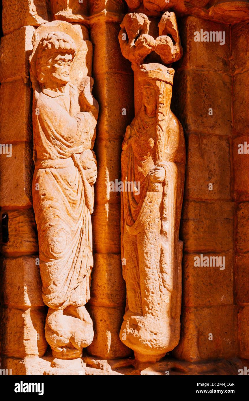 Particolare delle figure. Ingresso, portale romanico. Portale dei nonni. La Chiesa di San Juan, che inizialmente è stato costruito in stile romanico e pinna Foto Stock