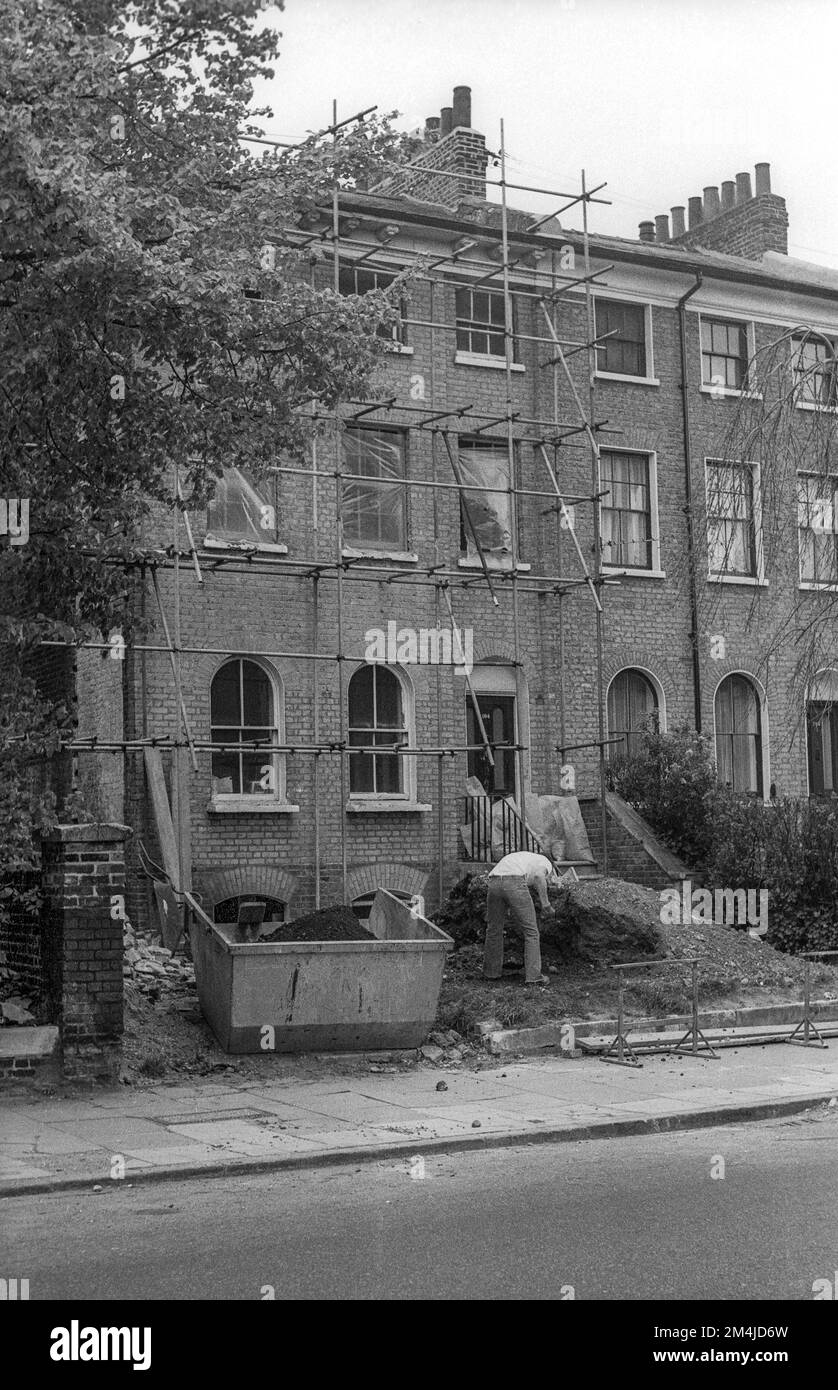 Archivio 1975 Fotografia dei lavori di ristrutturazione di case dei primi anni del 19th ° secolo a Lansdowne Way, Lambeth, all'interno della Lansdowne Gardens Conservation Area. Le case sarebbero state ville di classe media, spesso con dettagli neoclassici o italiani. L'edificio nella fotografia è classificato di II grado. Foto Stock