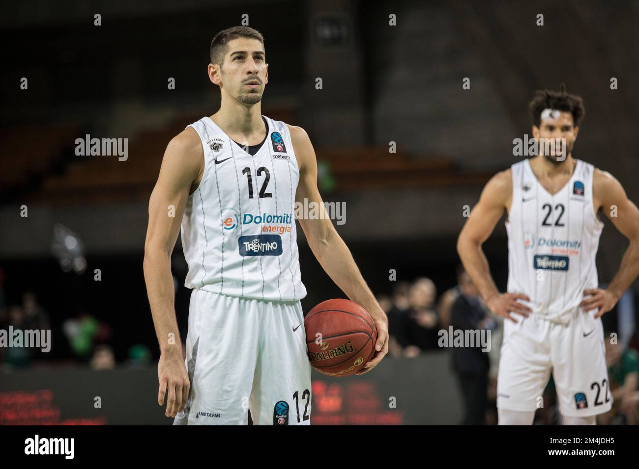 Wroclaw, Polonia, 21st dicembre 2022. 7days Eurocup: WKS Slask Wroclaw (camicie verdi) vs Dolomiti energia Trento (camicie bianche) in Centennial Hall. Foto: #12 Diego FLACCADORI © Piotr Zajac/Alamy Live News Foto Stock