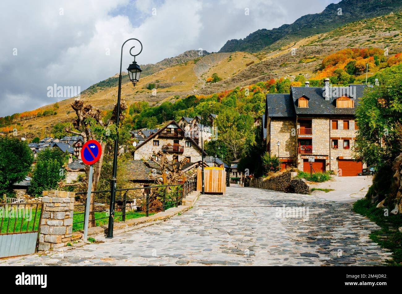 Architettura tradizionale nelle strade di Taüll, Vall de Boí, Lérida, Catalogna, Spagna, Europa. Foto Stock