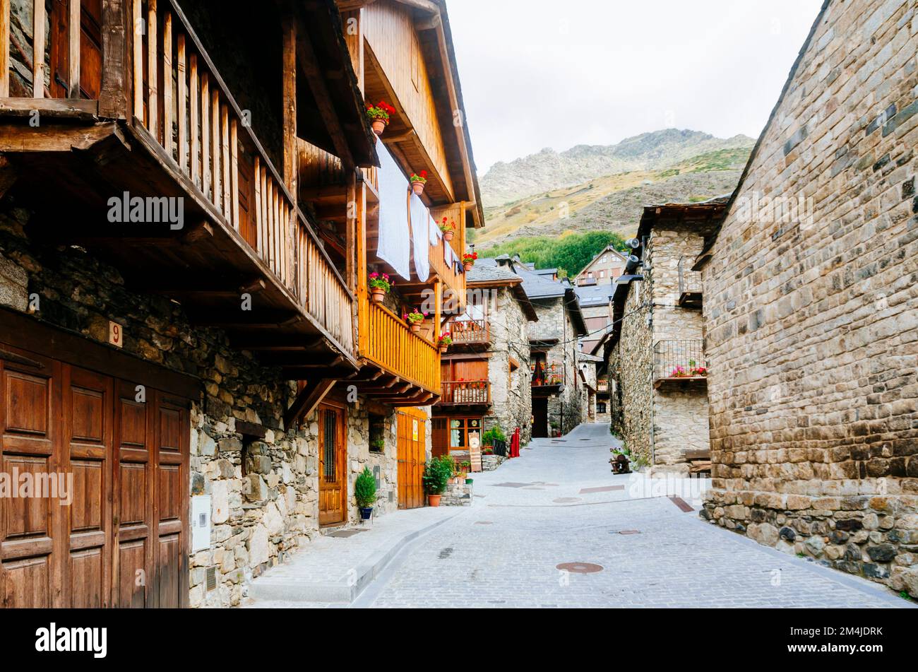 Architettura tradizionale nelle strade di Taüll, Vall de Boí, Lérida, Catalogna, Spagna, Europa. Foto Stock
