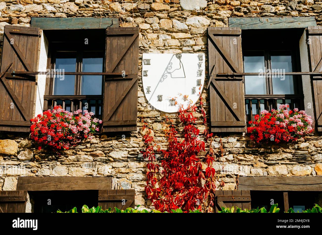 Architettura tradizionale nelle strade di Taüll, Vall de Boí, Lérida, Catalogna, Spagna, Europa. Foto Stock
