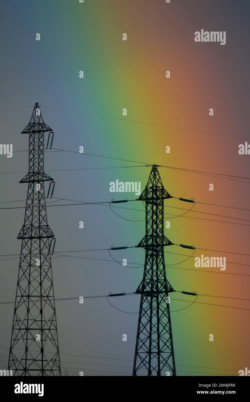 Francia, Loiret (45), Chaingy, arcobaleno vicino a tralicci e linee ad alta tensione della RTE , operatore francese di rete elettrica Foto Stock