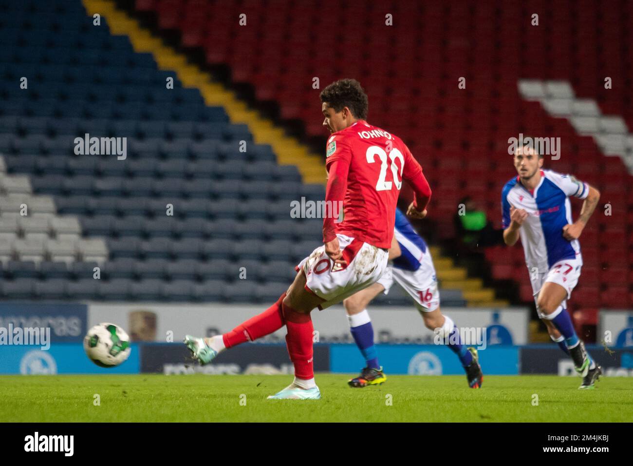 Brennan Johnson #20 di Nottingham Forest converte la sua pena durante la partita di quattro round della Carabao Cup Blackburn Rovers vs Nottingham Forest a Ewood Park, Blackburn, Regno Unito, 21st dicembre 2022 (Photo by Ritchie Sumpter/News Images) Foto Stock