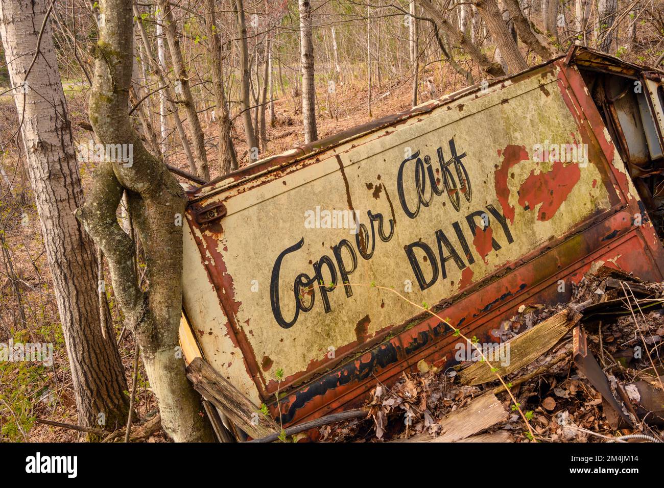 Un mucchio di rifiuti di Woodland - un camion derelitto di peluche di Copper Cliff, Greater Sudbury, Ontario, Canada Foto Stock