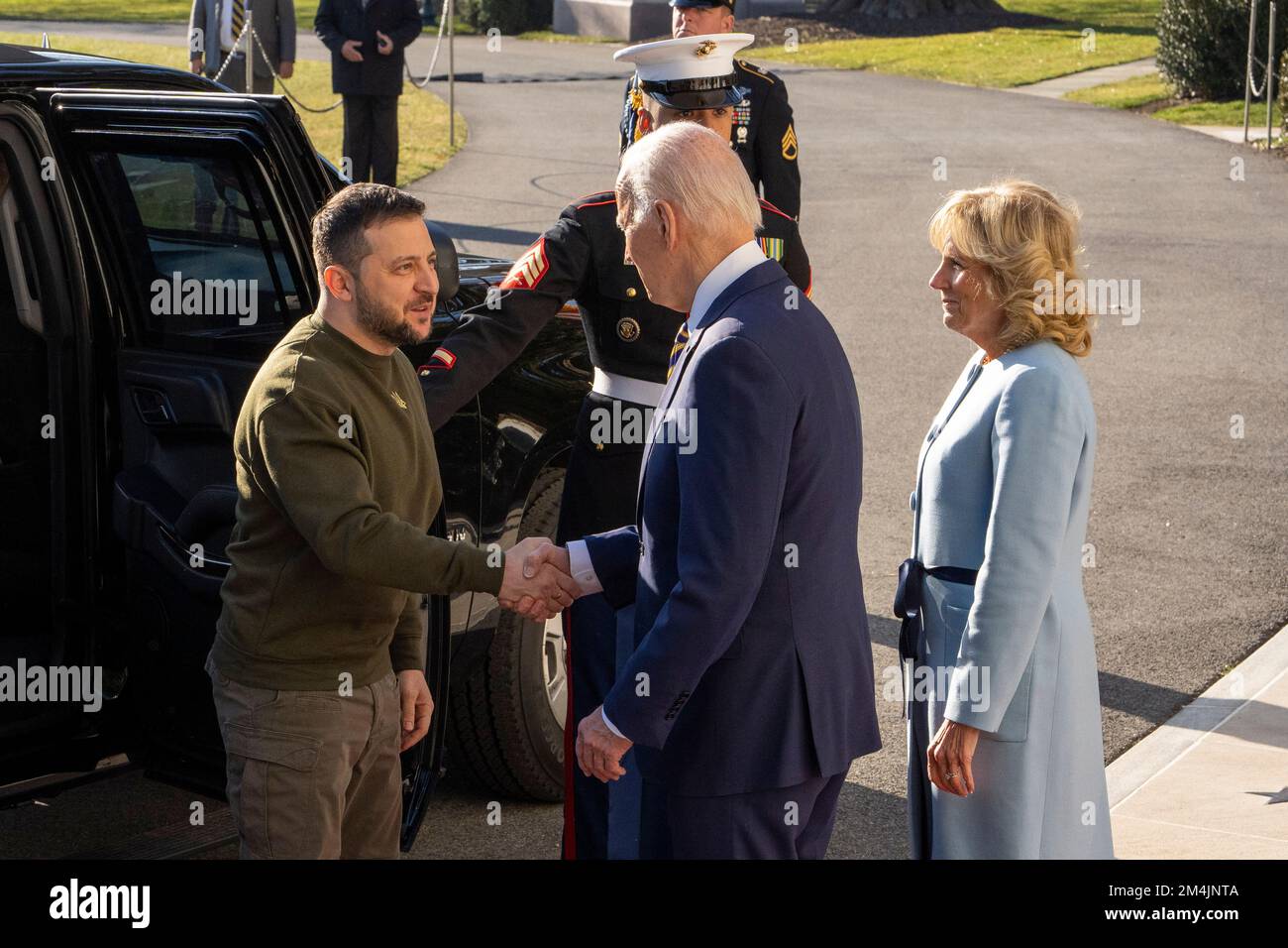 Washington DC. 21st Dec, 2022. Il Presidente Joe Biden e la prima signora Dr. Jill Biden salutano il Presidente dell'Ucraina Volodymyr Zelensky all'arrivo alla Casa Bianca 21 dicembre 2022 a Washington DC. Credito: Ken Cedeno/Pool tramite CNP/dpa/Alamy Live News Foto Stock