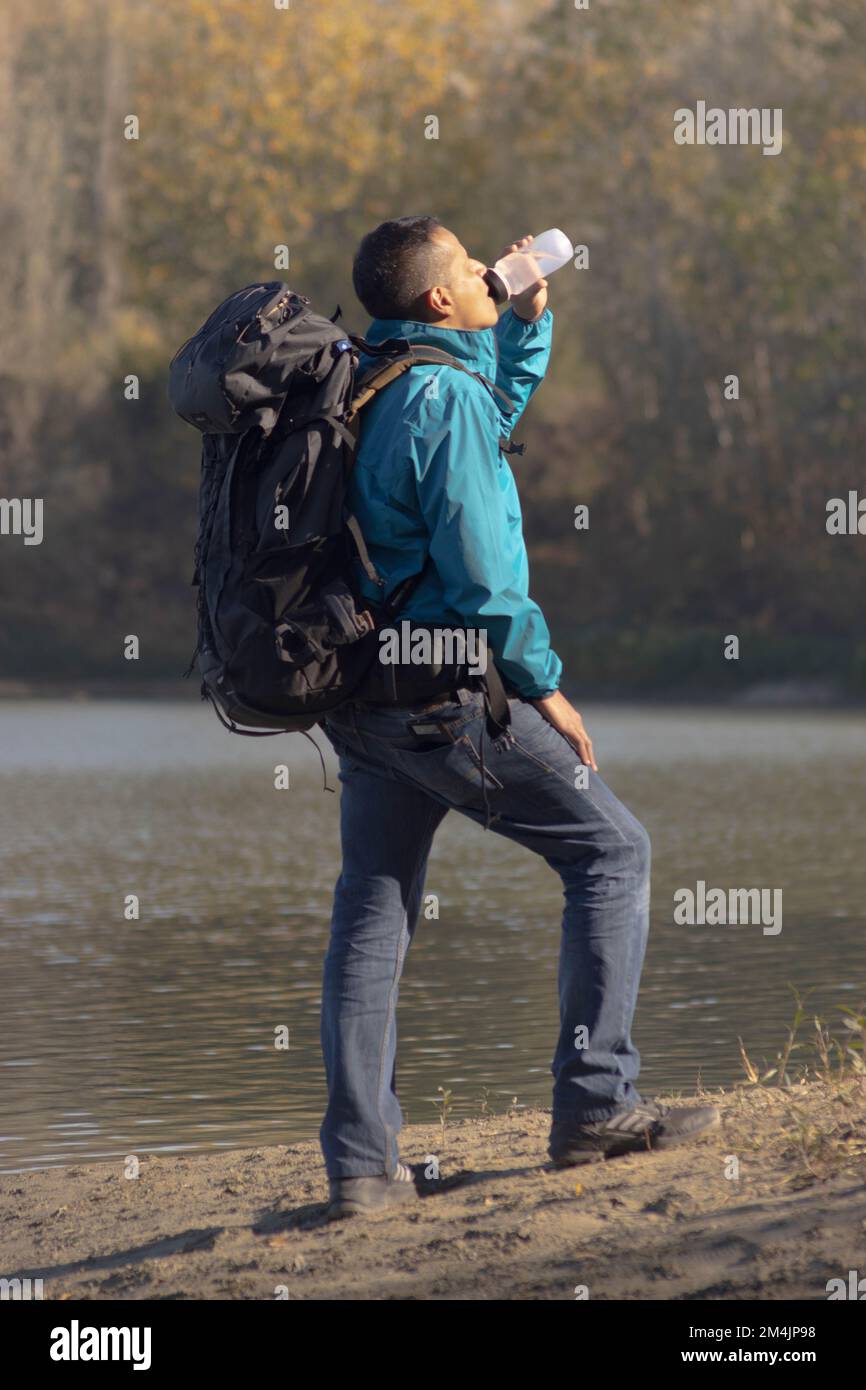 Ritratto di viaggiatore uomo al lago in autunno acqua potabile. Foto di alta qualità Foto Stock