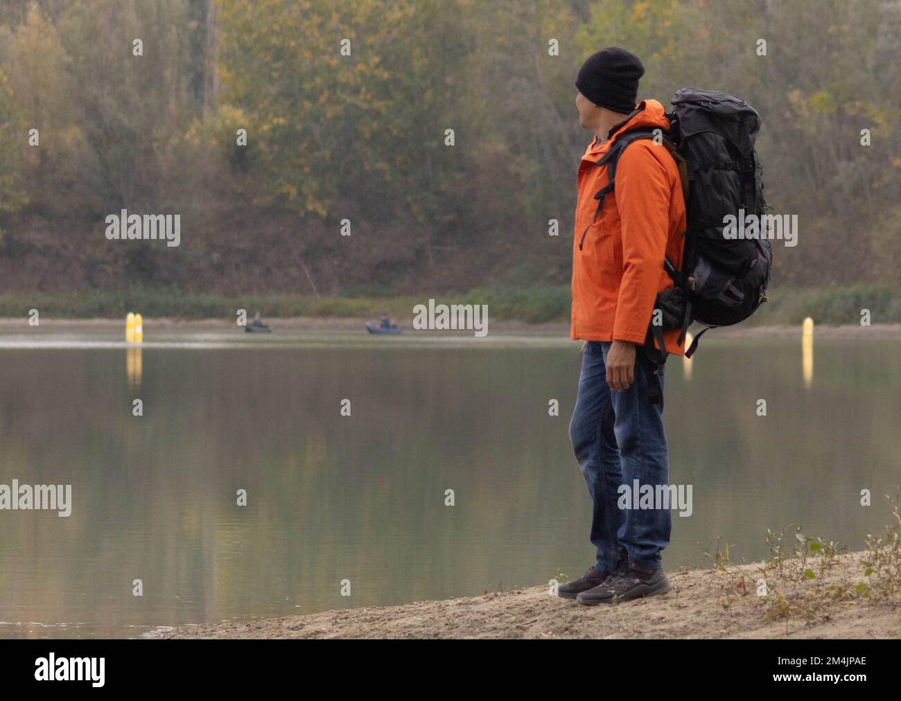 Ritratto di viaggiatore uomo al lago in autunno. Foto di alta qualità Foto Stock