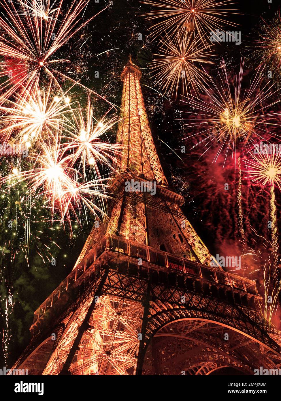 Fuochi d'artificio sulla Torre Eiffel Capodanno a Parigi Foto Stock