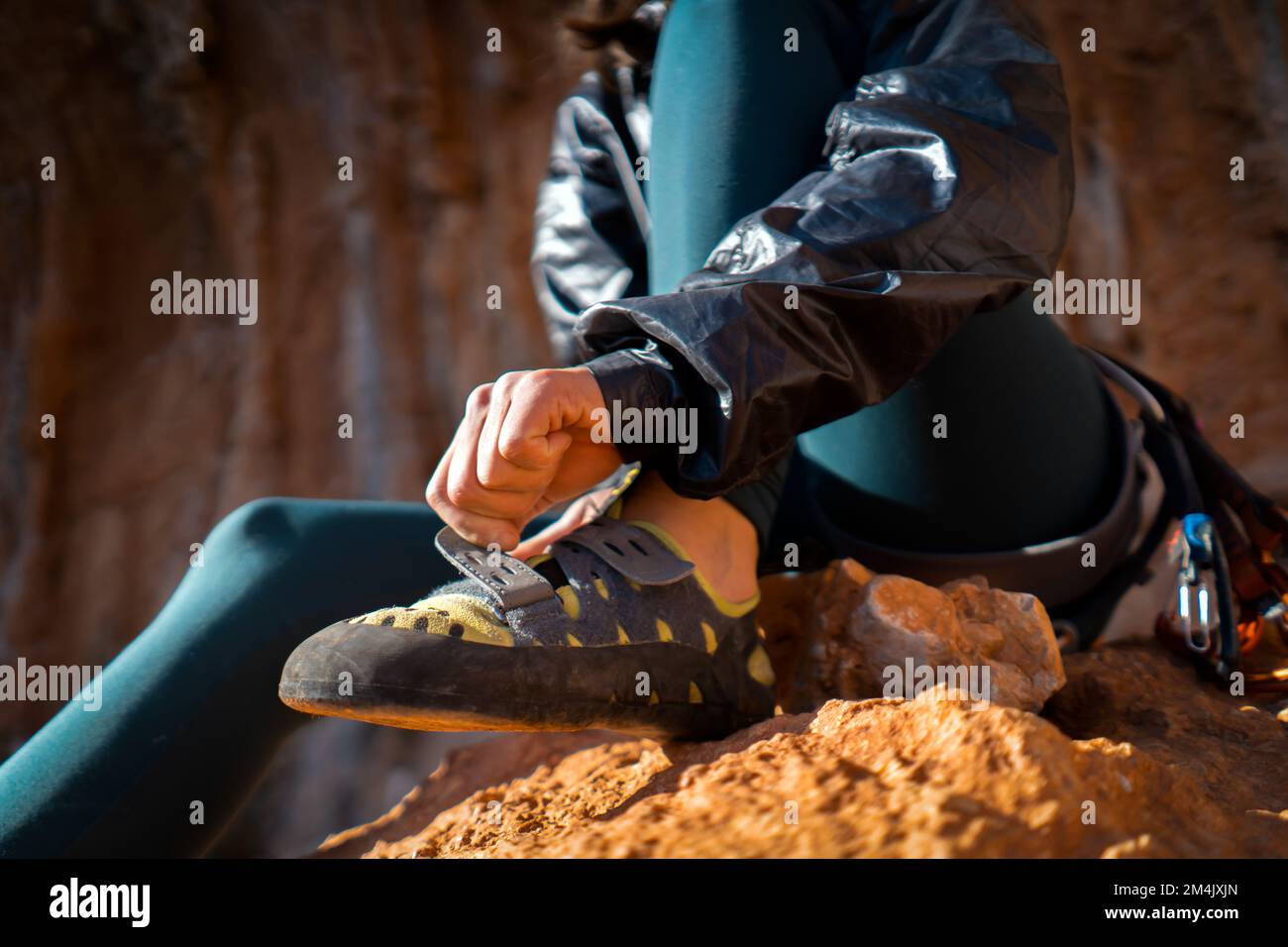 La ragazza indossa scarpe da arrampicata, vista closeup. Foto Stock