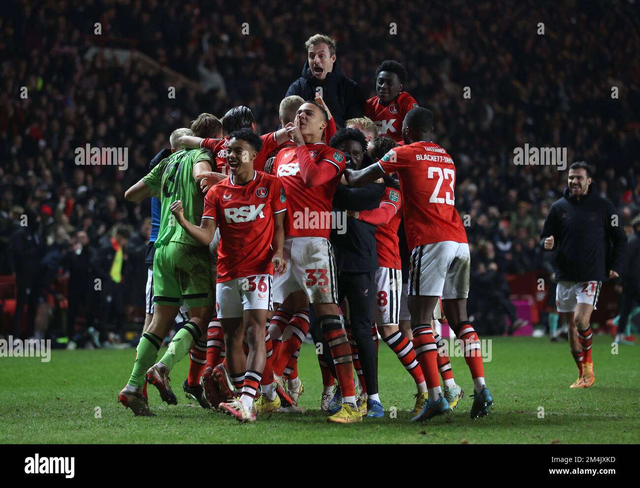 I giocatori di Charlton Athletic festeggiano dopo che Sam Lavelle ha ottenuto la penalità vincente nello sparatutto durante la partita del quarto round della Carabao Cup a The Valley, Londra. Data immagine: Mercoledì 21 dicembre 2022. Foto Stock