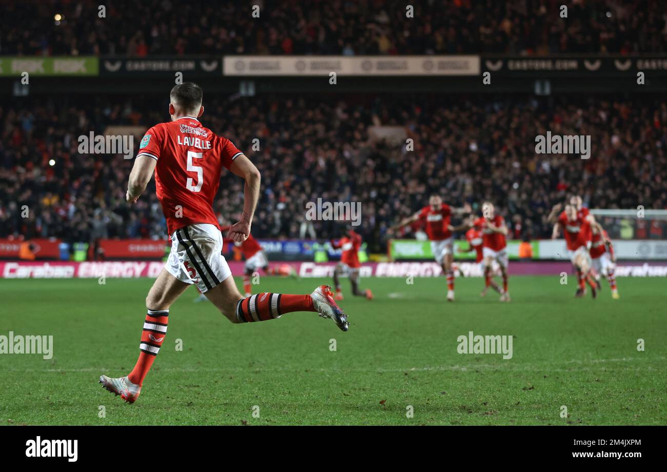 Sam Lavelle del Charlton Athletic festeggia la vittoria nella sparatoria durante il quarto round della Carabao Cup a The Valley, Londra. Data immagine: Mercoledì 21 dicembre 2022. Foto Stock