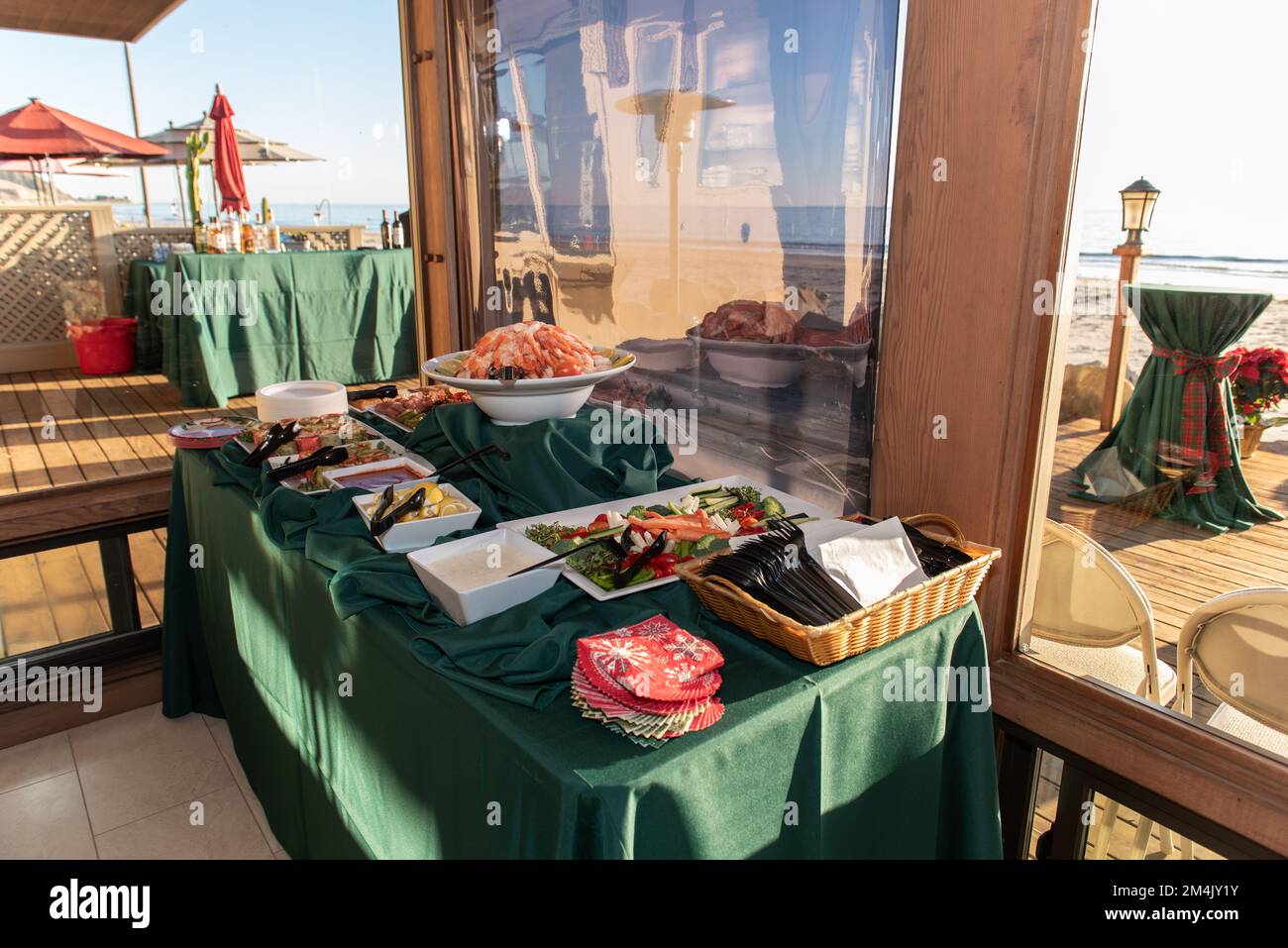 Tavolo a buffet pieno di antipasti e un enorme mucchio di gamberi jumbo per gli ospiti della festa da mangiare. Foto Stock