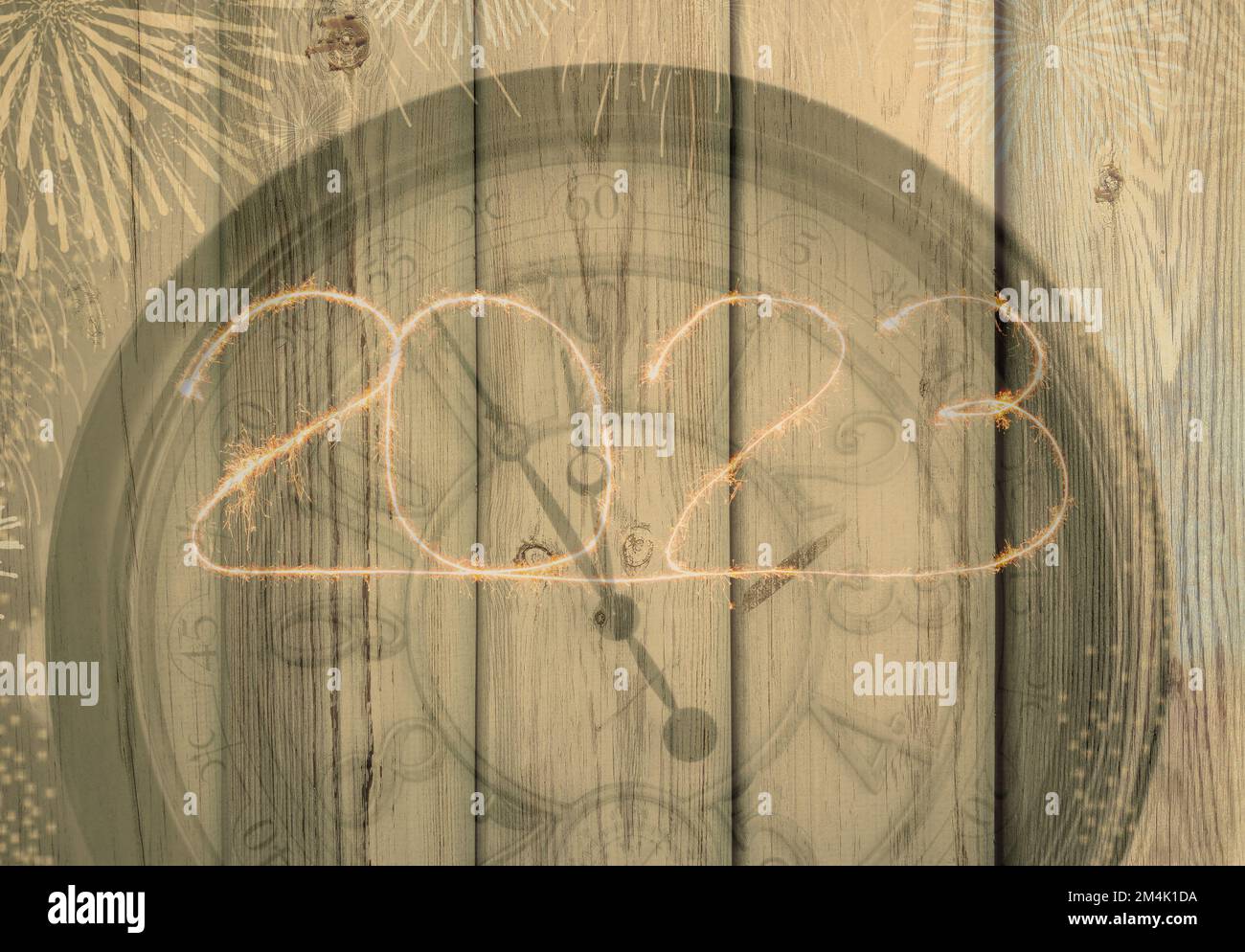 Primo piano dell'orologio retrò sullo sfondo sfocato di Natale e Capodanno con bokeh Foto Stock