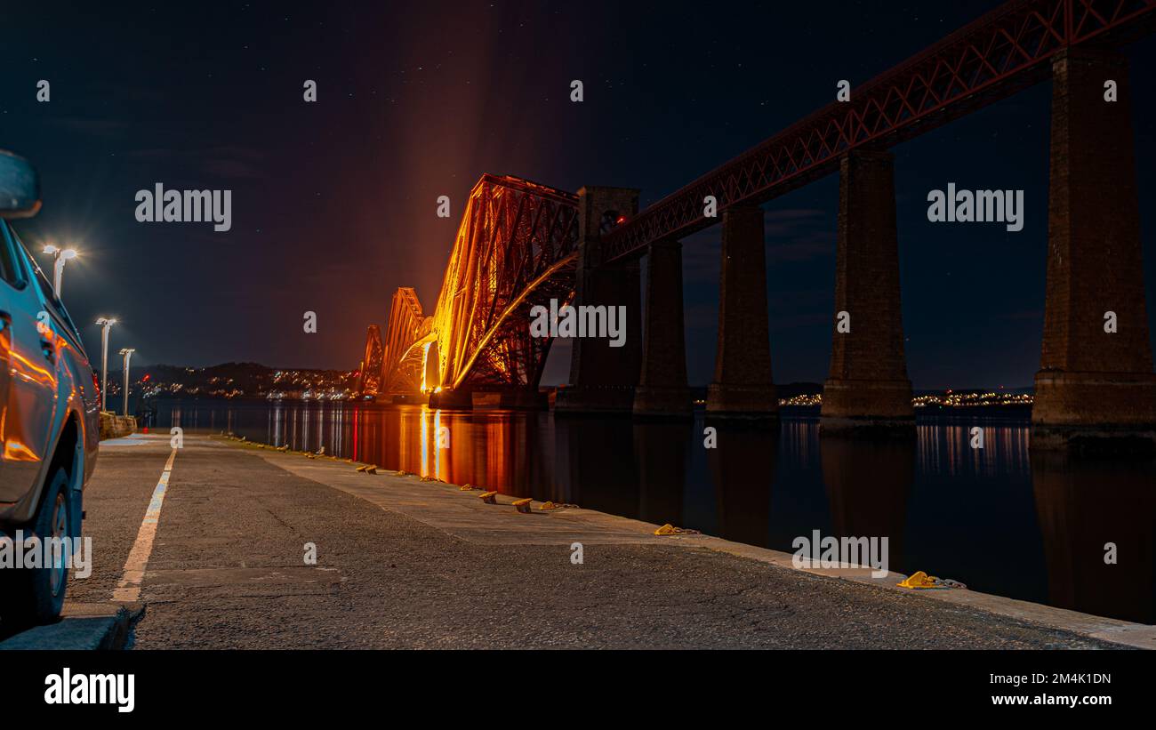 Forth Bridge di notte: Bellezza illuminata in Edinburgh.The Queensferry, Crossing, paesaggio a lungo esposizione, illuminato, Regno Unito Foto Stock