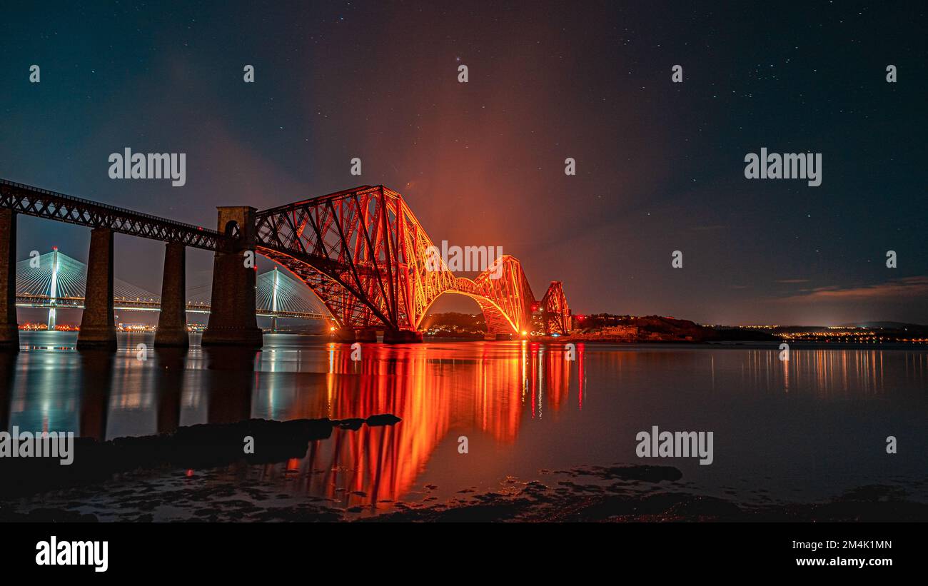 Forth Bridge di notte: Bellezza illuminata in Edinburgh.The Queensferry, Crossing, paesaggio a lungo esposizione, illuminato, Regno Unito Foto Stock