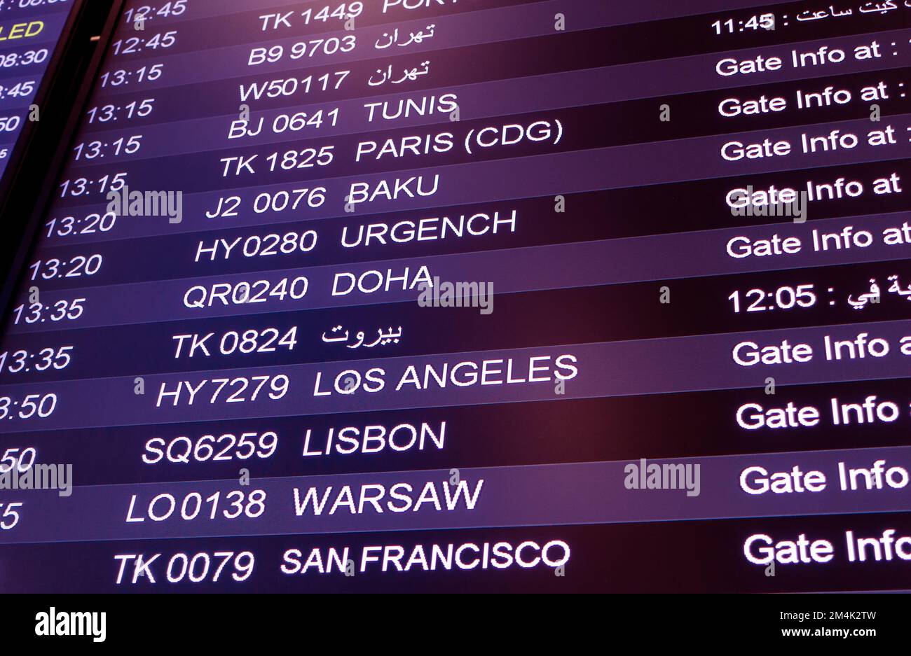 Visualizzazione in aeroporto internazionale, schermata informativa con voli e città Foto Stock