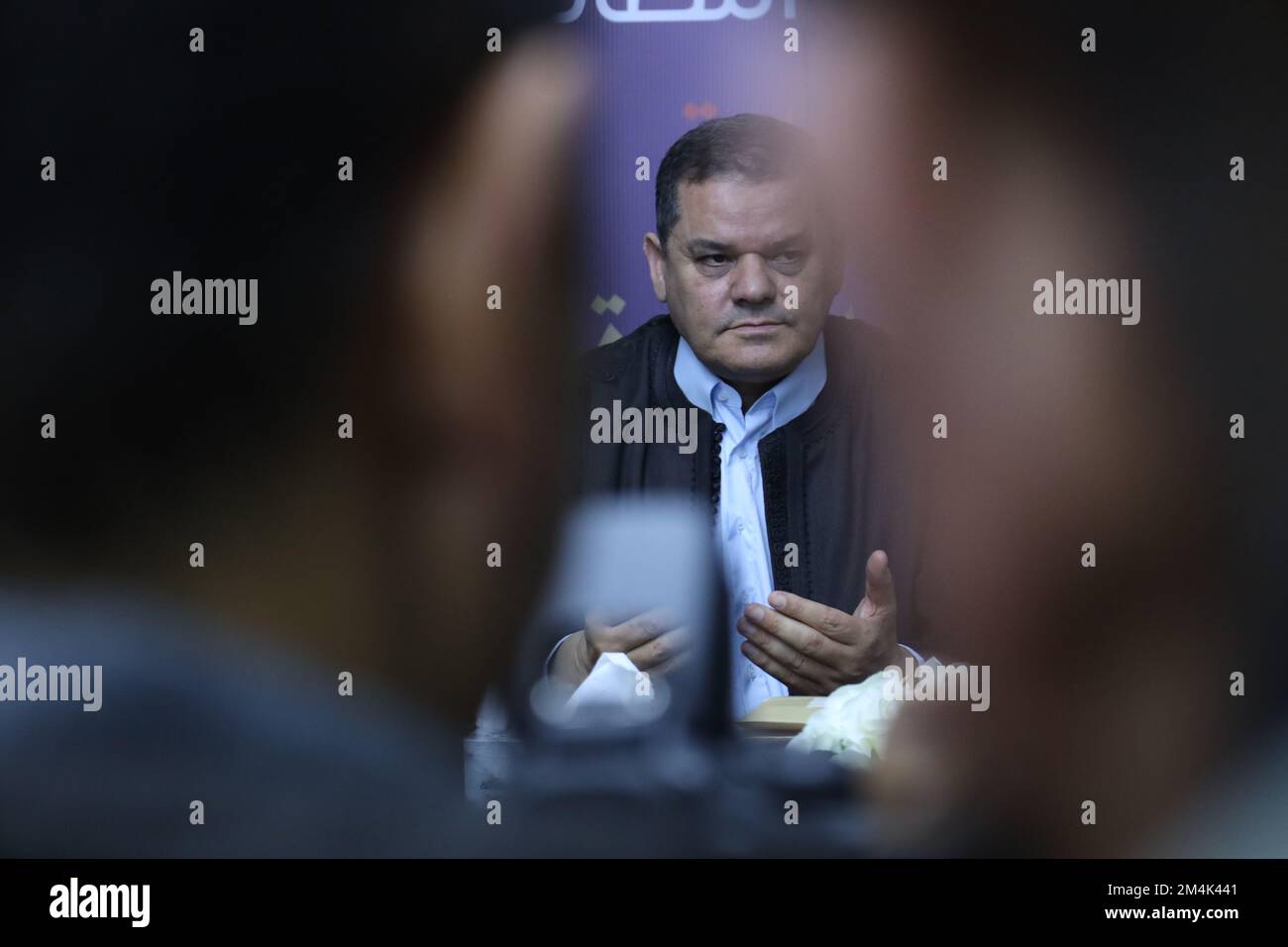 Il primo ministro libico Abdel Hamid al-Dabaiba ha visto durante la celebrazione dei figli del Fondo di solidarietà sociale. In occasione della celebrazione del Fondo di sicurezza sociale di Tripoli in occasione delle nozze di 5 dei suoi figli, con la responsabilità sociale di prendersi cura dei giovani, affinché possano contare su di loro stessi con le sfide politiche e l'instabilità della sicurezza nel paese. Foto Stock