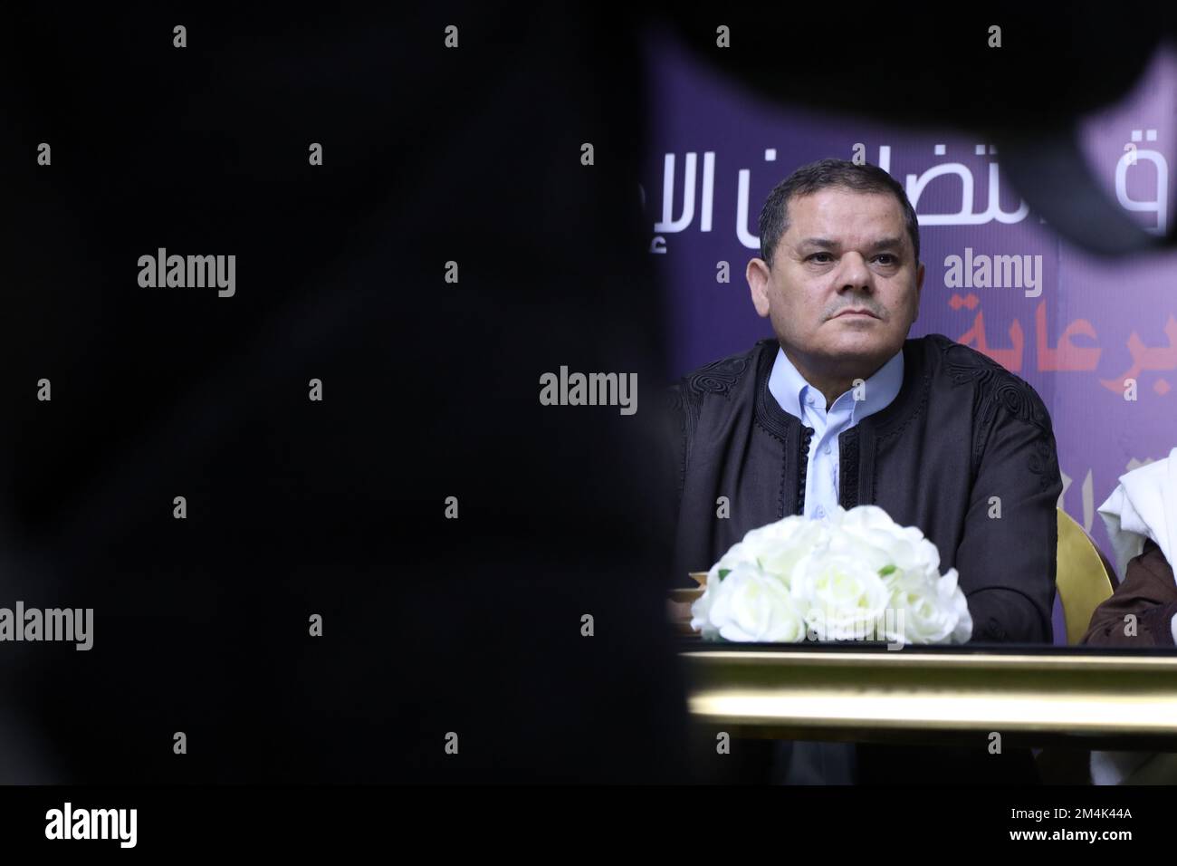 Il primo ministro libico Abdel Hamid al-Dabaiba ha visto durante la celebrazione dei figli del Fondo di solidarietà sociale. In occasione della celebrazione del Fondo di sicurezza sociale di Tripoli in occasione delle nozze di 5 dei suoi figli, con la responsabilità sociale di prendersi cura dei giovani, affinché possano contare su di loro stessi con le sfide politiche e l'instabilità della sicurezza nel paese. Foto Stock