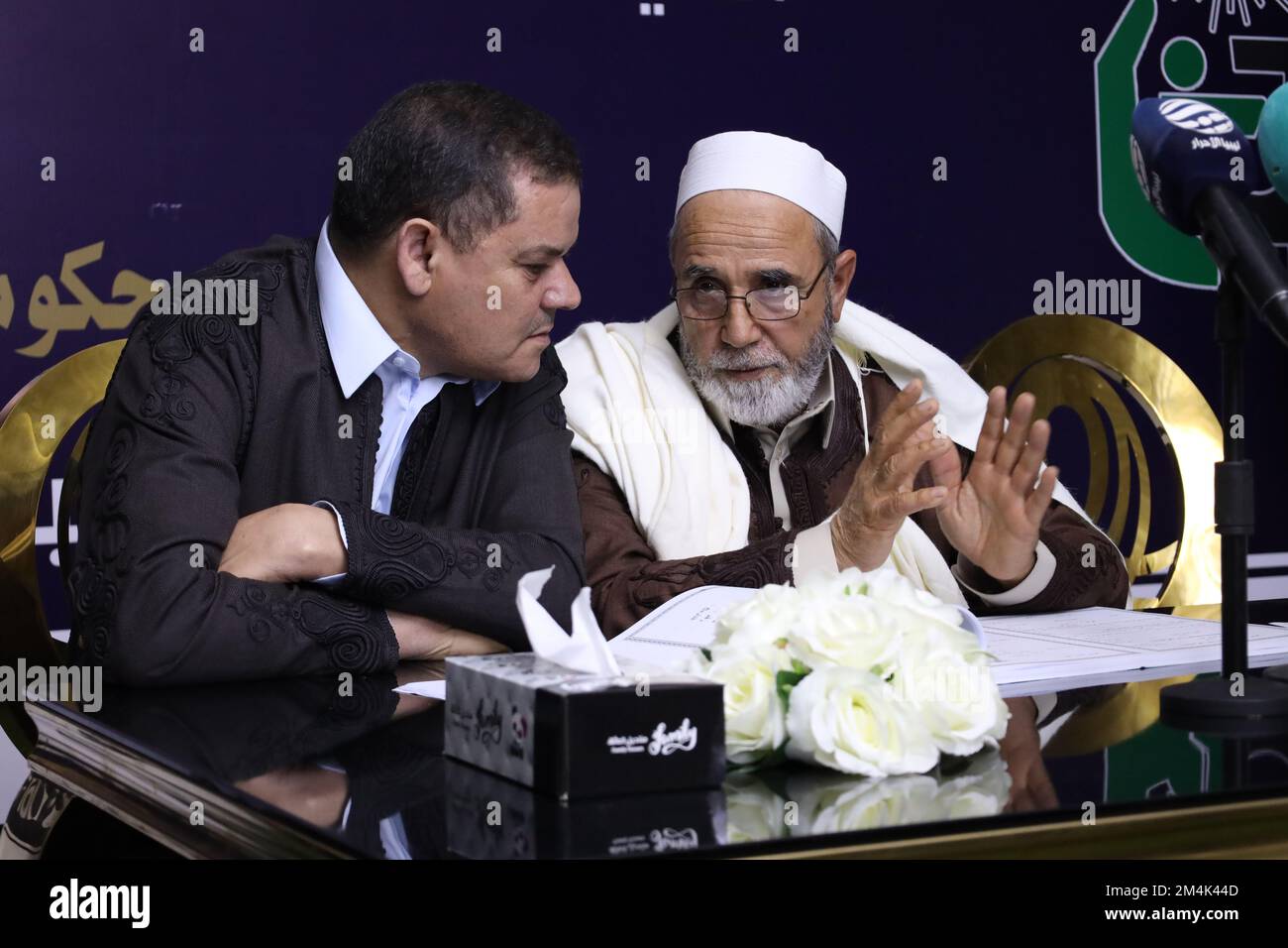 Il primo ministro libico Abdel Hamid al-Dabaiba ha visto durante la celebrazione dei figli del Fondo di solidarietà sociale. In occasione della celebrazione del Fondo di sicurezza sociale di Tripoli in occasione delle nozze di 5 dei suoi figli, con la responsabilità sociale di prendersi cura dei giovani, affinché possano contare su di loro stessi con le sfide politiche e l'instabilità della sicurezza nel paese. Foto Stock