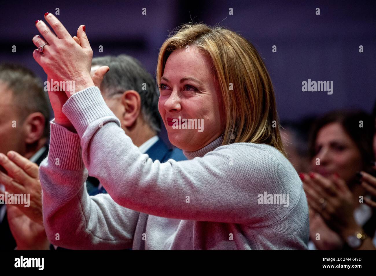 Roma, Roma, Italia. 17th Dec, 2022. Giorgia Meloni, primo Ministro e leader italiano dei Fratelli d'Italia, a Roma il 17 dicembre 2022 in occasione del decimo anniversario di Fratelli d'Italia, ascolta i discorsi dei leader della Coalizione di Centro destra Silvio Berlusconi e Matteo Salvini. (Credit Image: © Riccardo Fabi/Pacific Press via ZUMA Press Wire) Foto Stock Roma, Roma, Italia. 17th Dec, 2022. Giorgia Meloni, primo Ministro e leader italiano dei Fratelli d'Italia, a Roma il 17 dicembre 2022 in occasione del decimo anniversario di Fratelli d'Italia, ascolta i discorsi dei leader della Coalizione di Centro destra Silvio Berlusconi e Matteo Salvini. (Credit Image: © Riccardo Fabi/Pacific Press via ZUMA Press Wire) Foto Stock