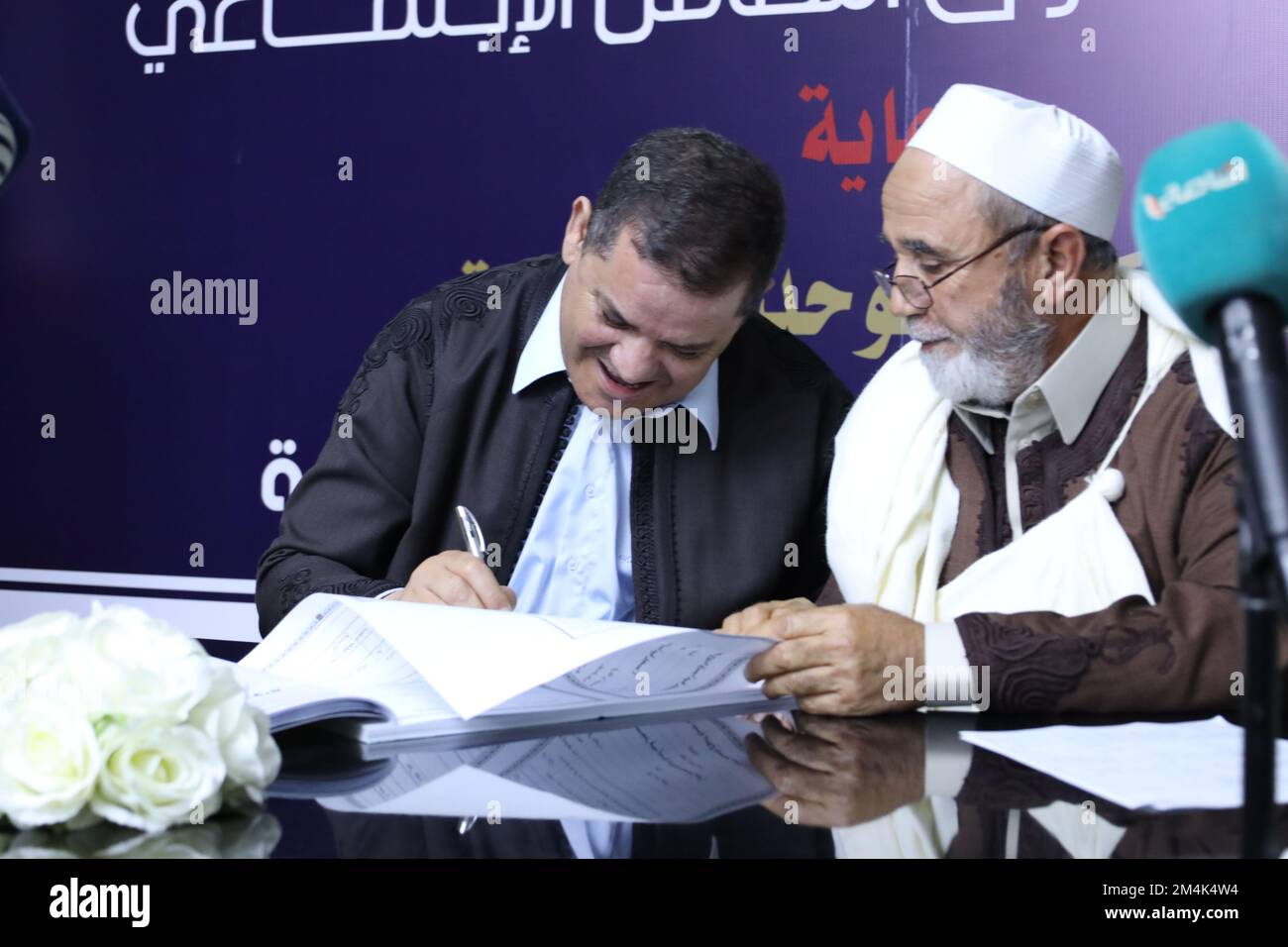 Tripoli, Libia. 21st Dec, 2022. Il primo ministro libico Abdel Hamid al-Dabaiba ha visto durante la celebrazione dei figli del Fondo di solidarietà sociale. In occasione della celebrazione del Fondo di sicurezza sociale di Tripoli in occasione delle nozze di 5 dei suoi figli, con la responsabilità sociale di prendersi cura dei giovani, affinché possano contare su di loro stessi con le sfide politiche e l'instabilità della sicurezza nel paese. (Foto di Islam Alatrash/SOPA Images/Sipa USA) Credit: Sipa USA/Alamy Live News Foto Stock