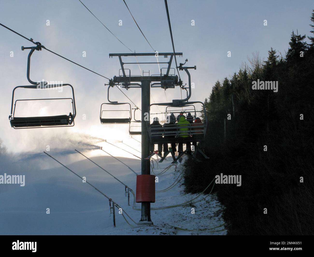 Innevamento mattutino presso il comprensorio sciistico di Loon Mountain durante il primo mese della stagione sciistica 2022/23. Loon Mountain Ski Area, Lincoln, New Hampshire, Stati Uniti. Foto Stock