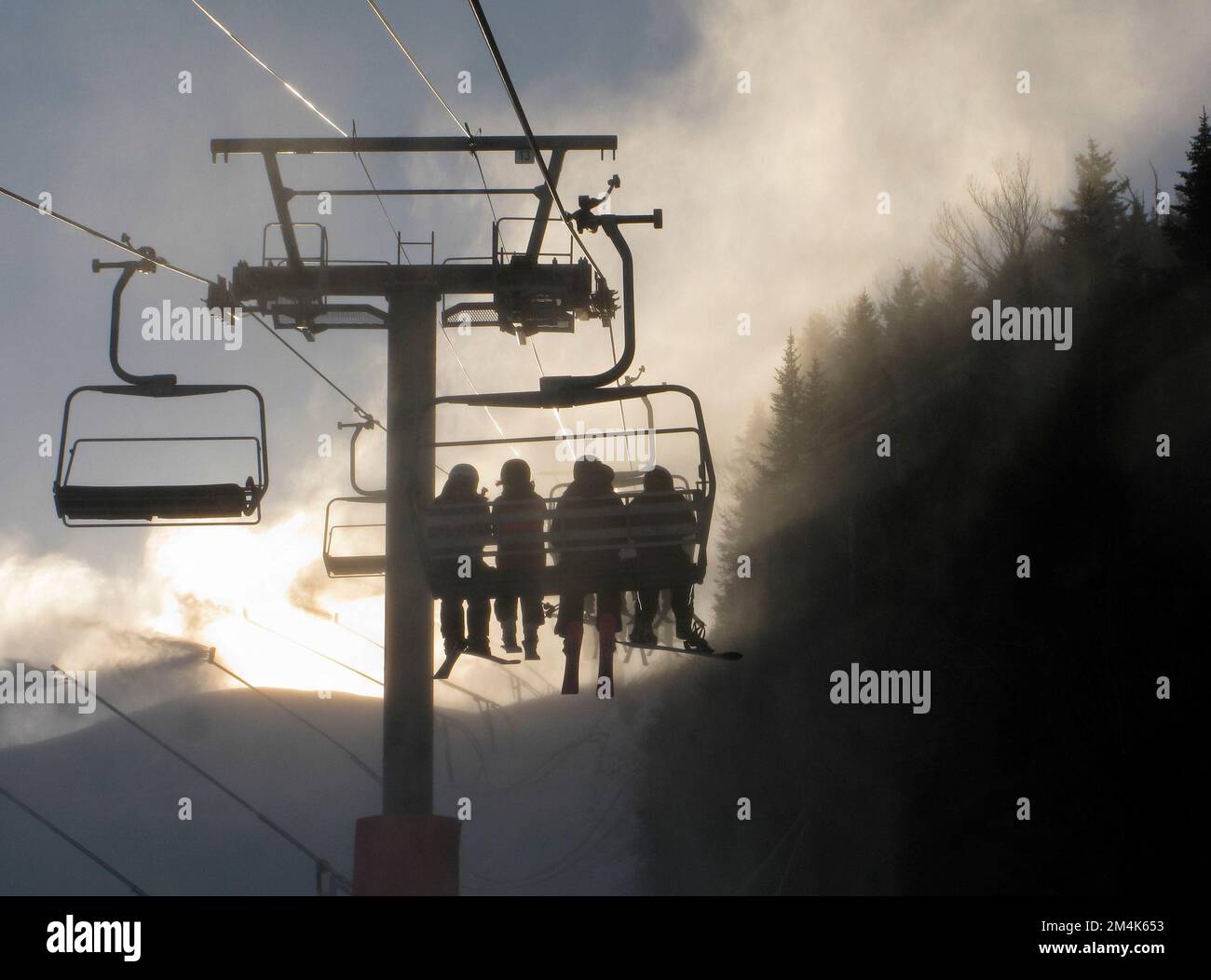 Innevamento mattutino presso il comprensorio sciistico di Loon Mountain durante il primo mese della stagione sciistica 2022/23. Loon Mountain Ski Area, Lincoln, New Hampshire, Stati Uniti. Foto Stock