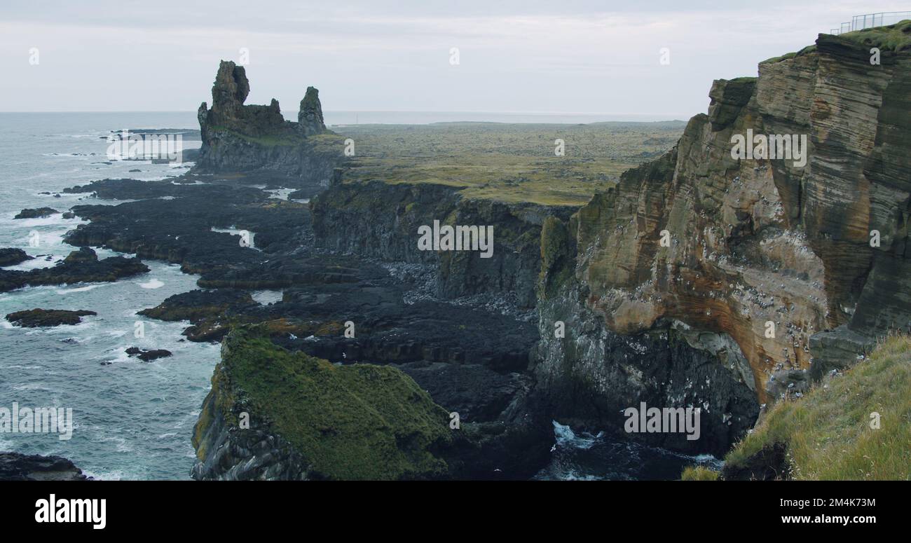 Londrangar Cliffs situato nella penisola di Snaefelsness, Islanda Foto Stock