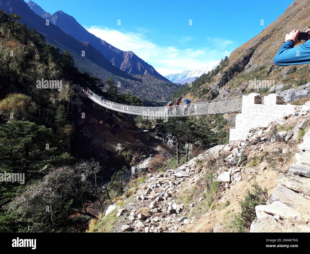 Una vista da vicino di un ponte sospeso su un monte Everest Foto Stock