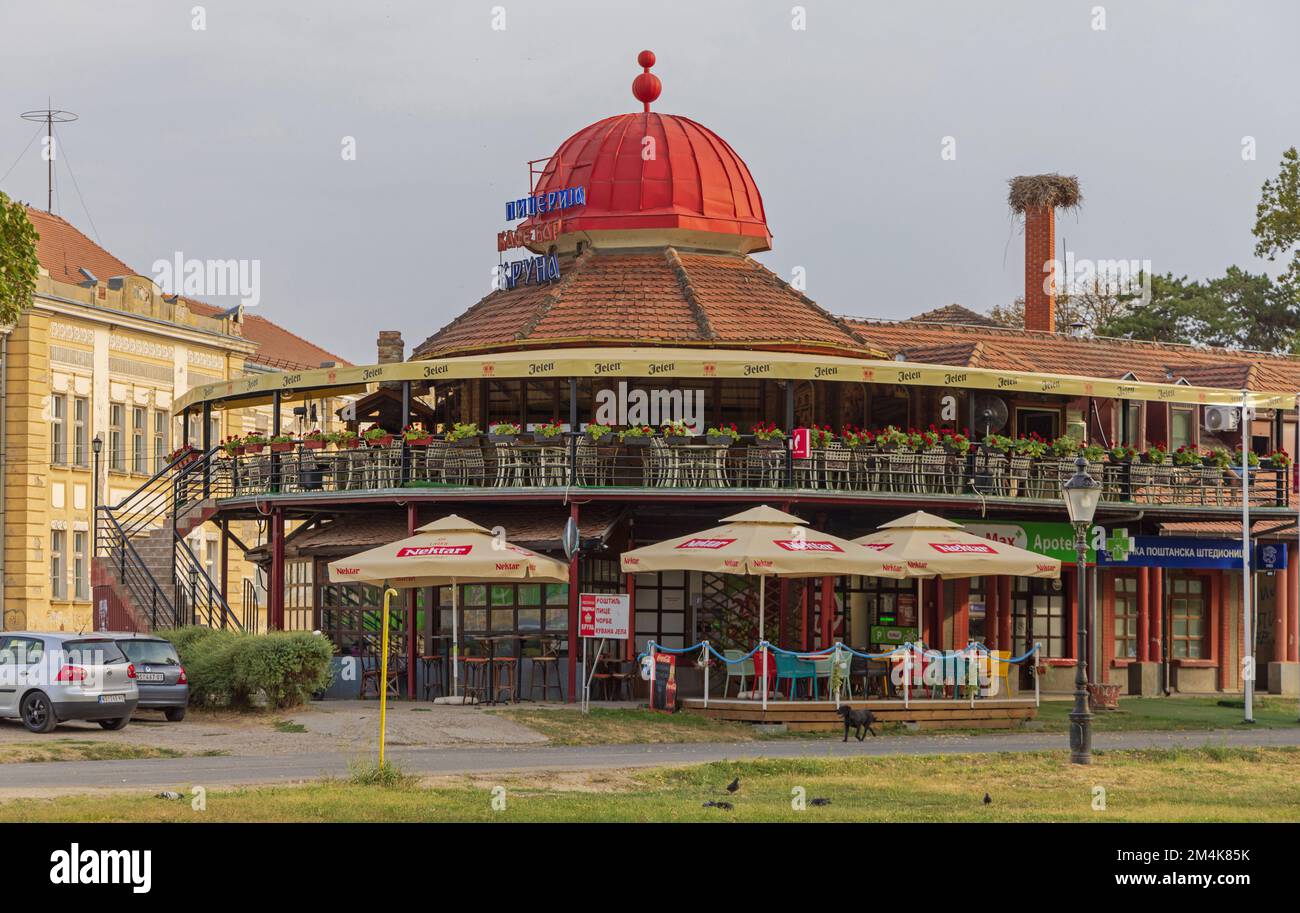 Sremski Karlovci, Serbia - 19 agosto 2022: Ristorante Pizza Kruna Crown in Piazza Patrijarha Brankovica nel centro della città Giornata estiva. Foto Stock