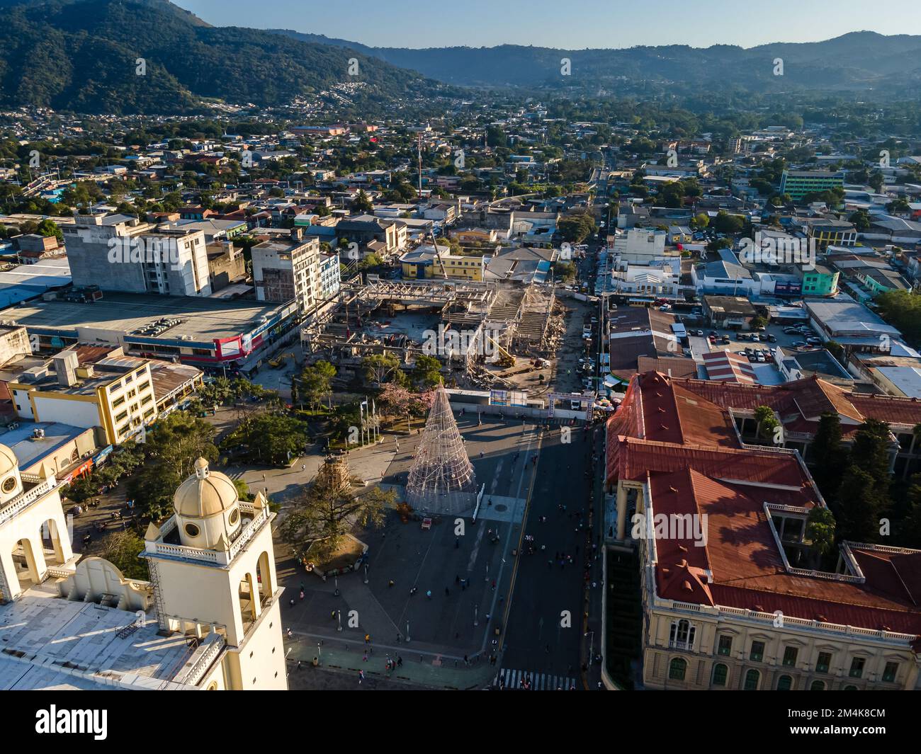 Splendida vista aerea della città di San Salvador, capitale del Salvador - le sue cattedrali e gli edifici Foto Stock