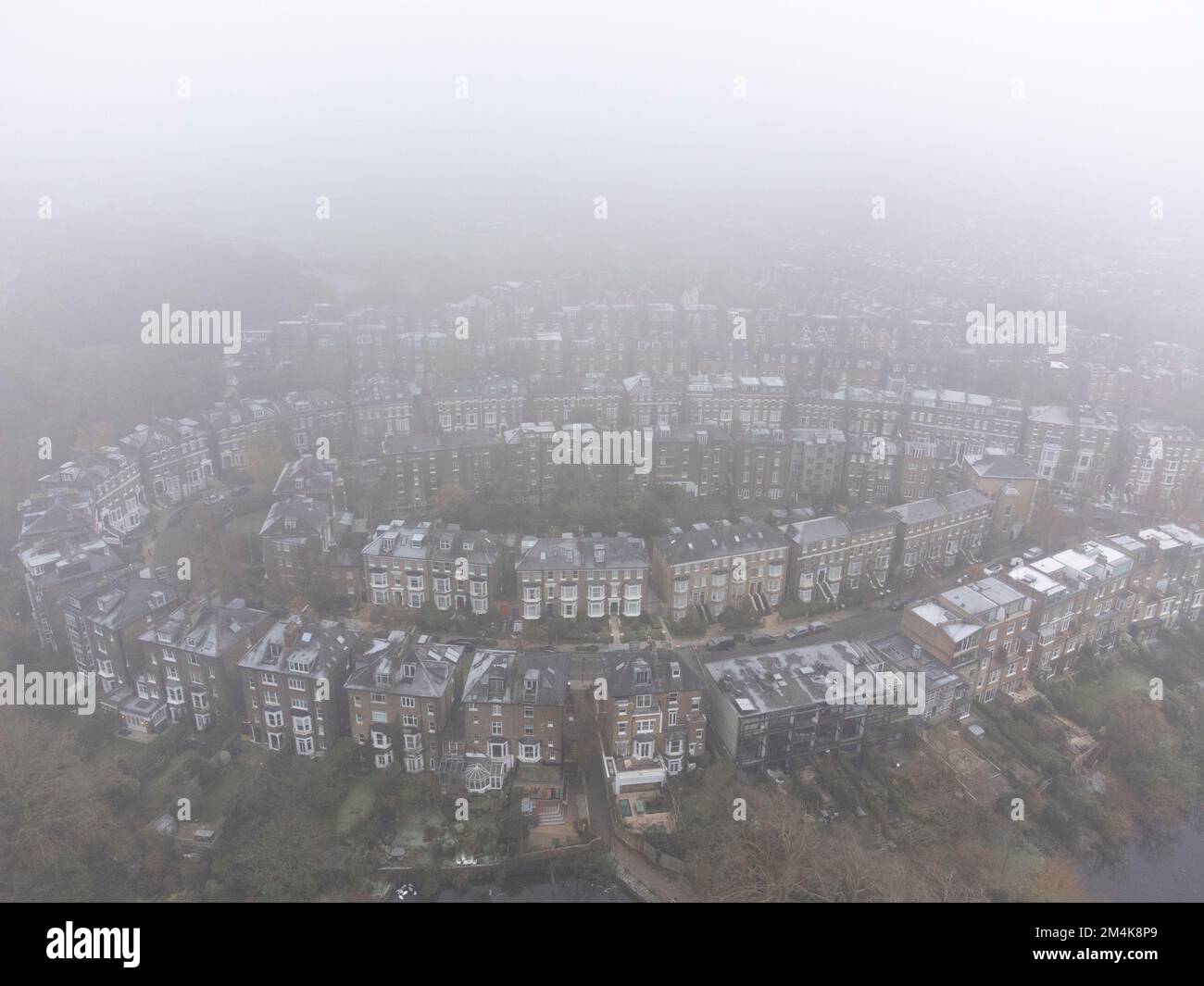 Hampstead Heath è coperto di gelo e nebbia pesante questa mattina, come visto dall'alto. Immagine scattata il 9th dicembre 2022. © Belinda Jiao jiao.bilin@gmail.co Foto Stock