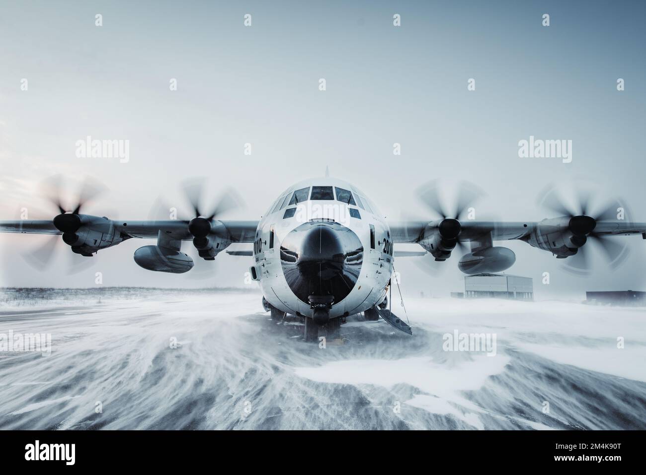 Un aereo della Stazione aerea Kodiak C-130J Super Hercules si prepara a partire su una pista a Bethel, Alaska, 1 gennaio 2022. STATI UNITI Guardia costiera foto di Scott Kellerman. Foto Stock