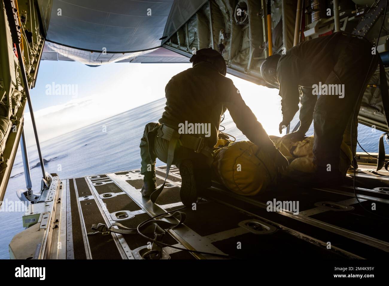 Un aereo della stazione aerea Kodiak C-130J Super Hercules si prepara a distribuire un pacchetto di salvataggio di addestramento a Kodiak, Alaska, il 17 marzo 2022. STATI UNITI Guardia costiera foto di Scott Kellerman. Foto Stock