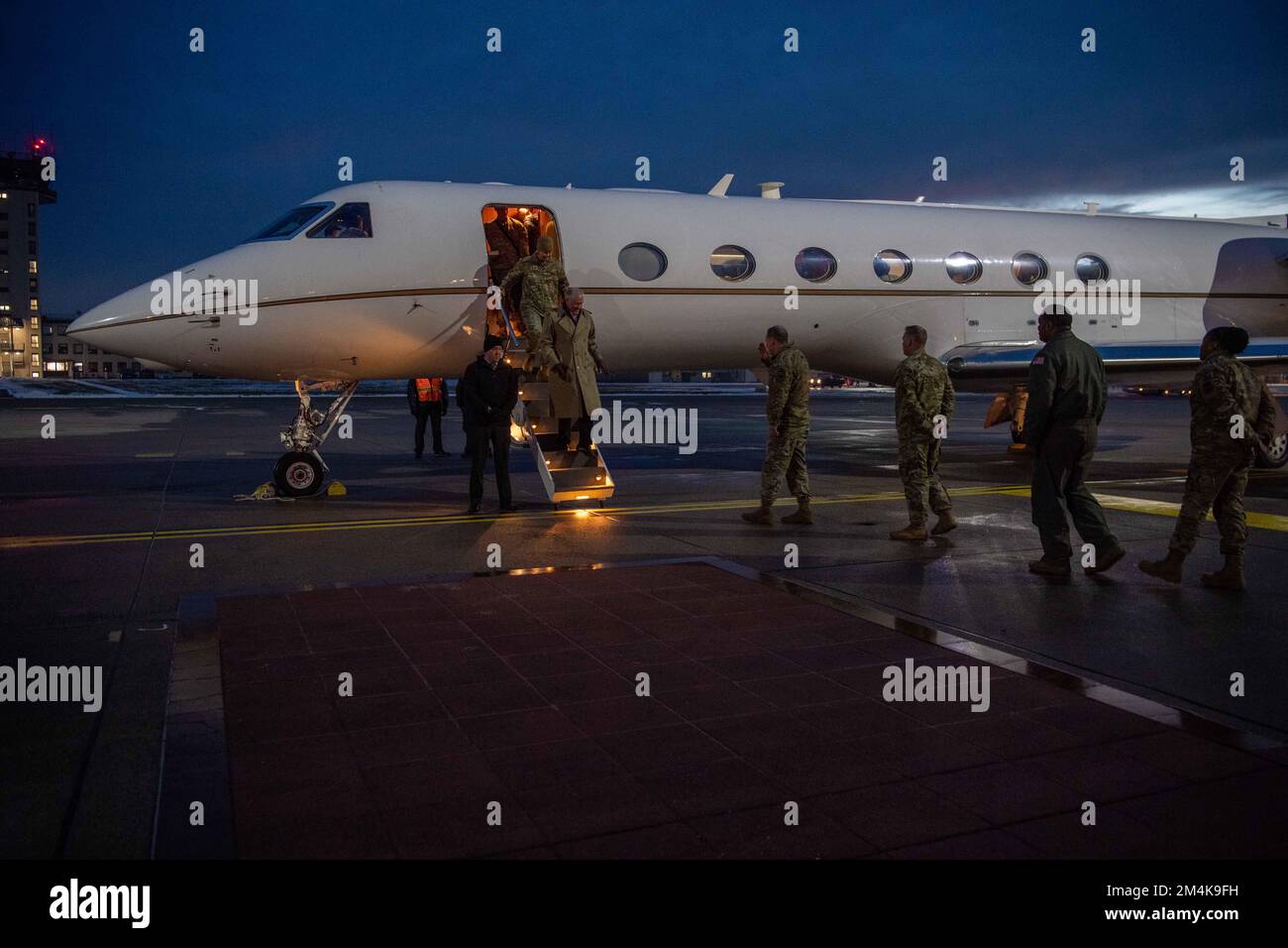 Leader della 86th Airlift Wing e degli Stati Uniti Le forze aeree in Europa - le forze aeree in Africa salutano il Segretario delle forze aeree Frank Kendall al suo arrivo alla base aerea di Ramstein, Germania, 19 dicembre 2022. Durante la visita, Kendall ha incontrato Airmen e i leader del RAB per promuovere il dialogo aperto e la comunicazione. (STATI UNITI Air Force foto di Senior Airman Alexcia Givens) Foto Stock