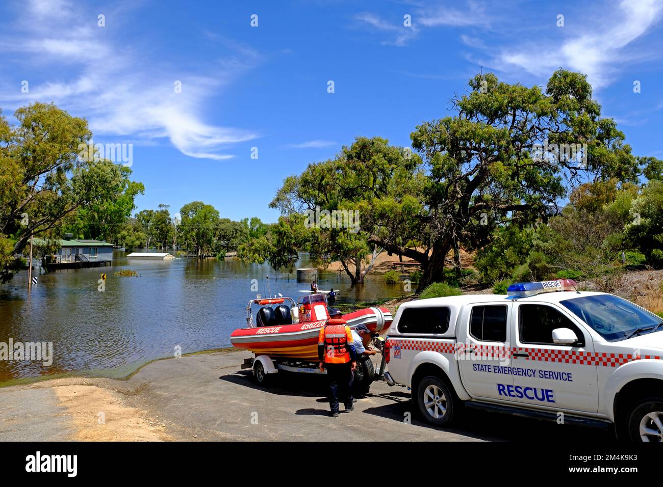 Un'imbarcazione di salvataggio è stata lanciata a Blanchetown durante l'alluvione del fiume Murray nel 2022 Foto Stock