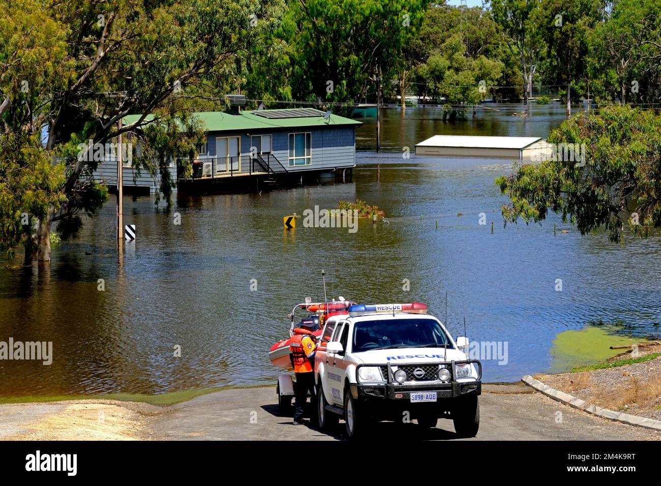Un'imbarcazione di salvataggio è stata lanciata a Blanchetown durante l'alluvione del fiume Murray nel 2022 Foto Stock