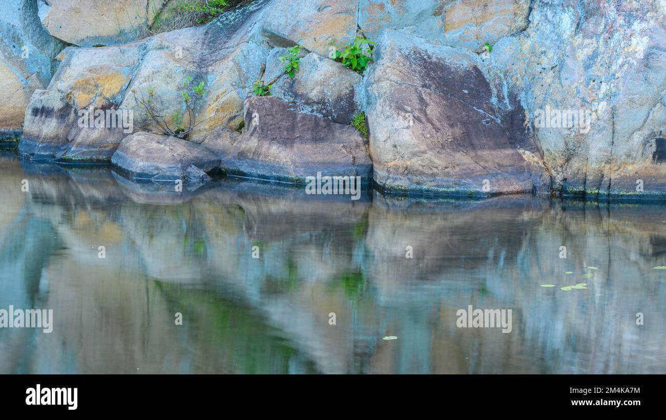 Granito rosa riflesso nel lago George, Killarney Provincial Park, Ontario, Canada Foto Stock